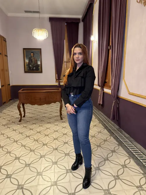 Ángeles Pereira en un salón de época, con cortinas granate y suelo de mosaico