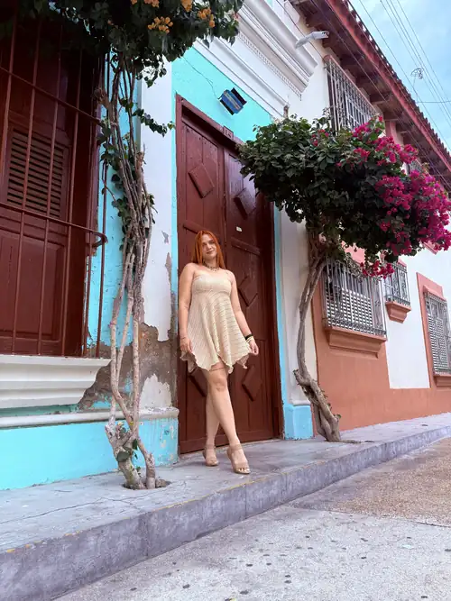Ángeles Pereira en una calle colonial entre buganvillas
