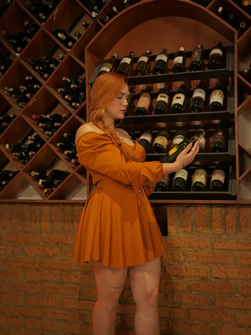 Ángeles Pereira en una bodega de vinos